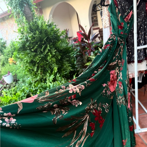 NWT LULU’S Silky Emerald Floral Maxi Slit Dress (Size M) - Picture 15 of 17